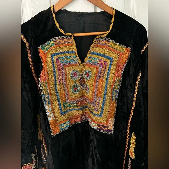 Vintage Velvet Traditional Palestinian Thobe - Picture 5 of 11